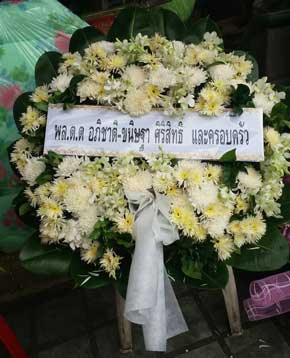 ส่งพวงหรีดวัดปริวาส ยานนาวา พล.ต.ต อภิชาติ-ขนิษฐา ศิริสิทธิ์ และครอบครัว