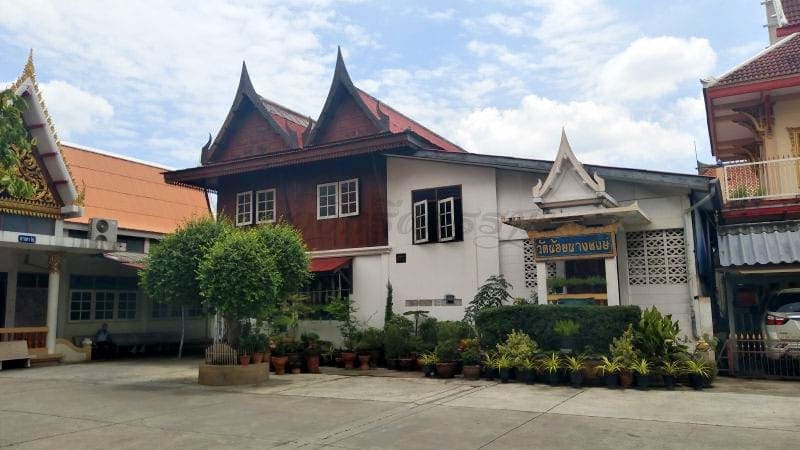กุฏิพระ วัดน้อยนางหงษ์ ภาพโดยร้านพวงหรีดธรรมะ