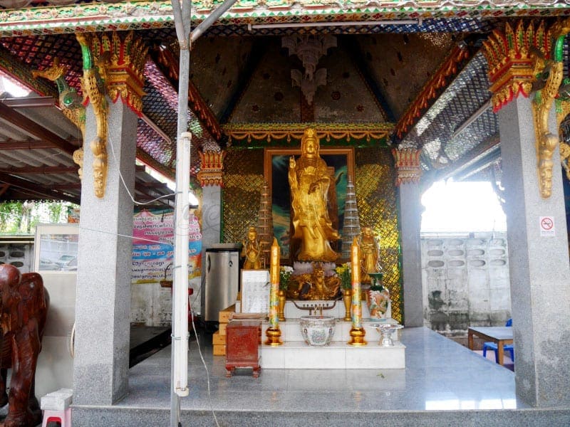 จุดไหว้พระ วัดจันทรสโมสร ภาพโดยร้านพวงหรีดธรรมะ