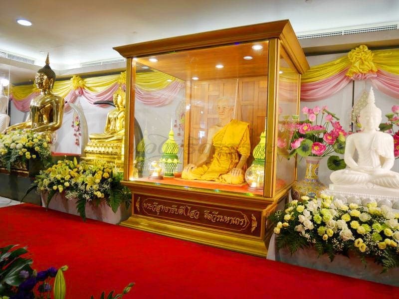 จุดไหว้พระ วัดไตรมิตร ภาพโดยร้านพวงหรีดธรรมะ
