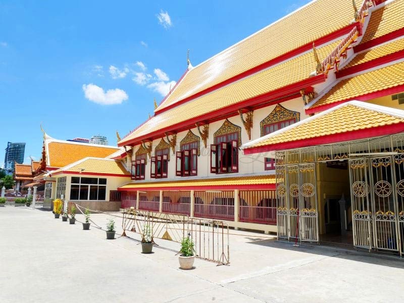 ด้านข้างศาลา วัดสุนทรธรรมทาน ภาพโดยร้านพวงหรีดธรรมะ