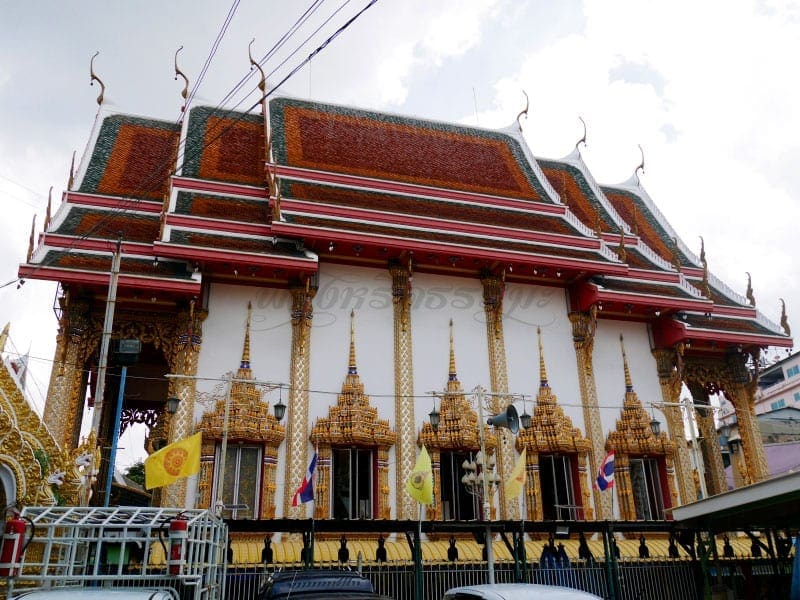 ด้านข้างโบสถ์ วัดแก้วแจ่มฟ้า ภาพโดยร้านพวงหรีดธรรมะ