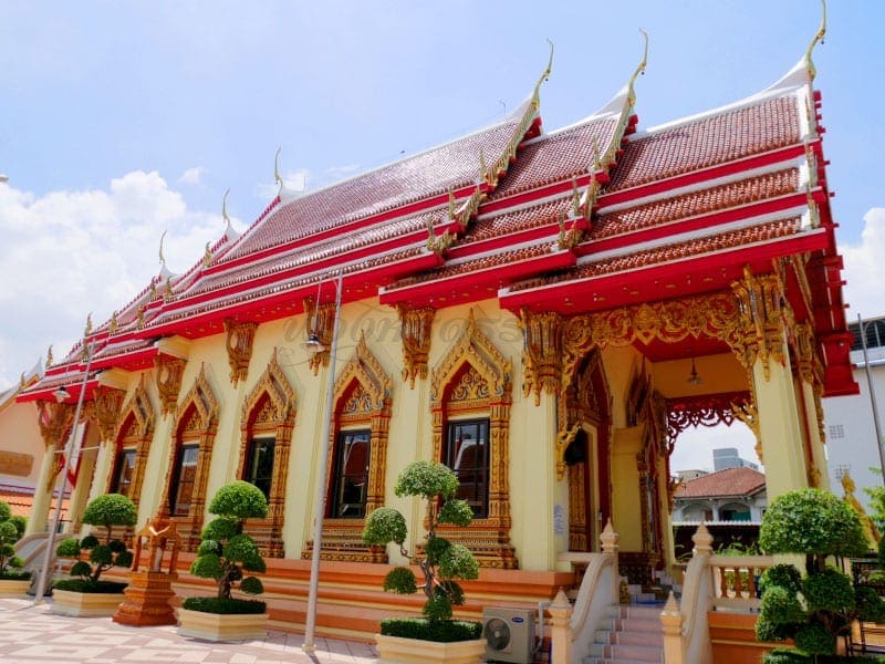 ด้านข้างโบสถ์วัดหลวงพ่อเณร ภาพโดยร้านพวงหรีดธรรมะ
