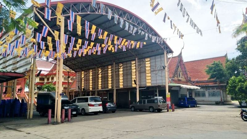 ด้านหน้าวัด วัดศาลาแดง ภาพโดยร้านพวงหรีดธรรมะ