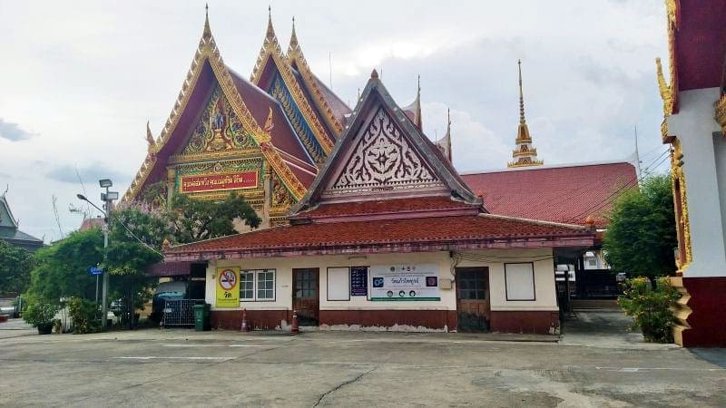 ด้านหน้าศาลา วัดแก้วไพฑูรย์ โดยร้านพวงหรีดธรรมะ