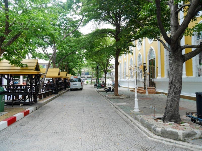 ถนนด้านข้าง วัดแม่พระฟาติมา ภาพโดยร้านพวงหรีดธรรมะ