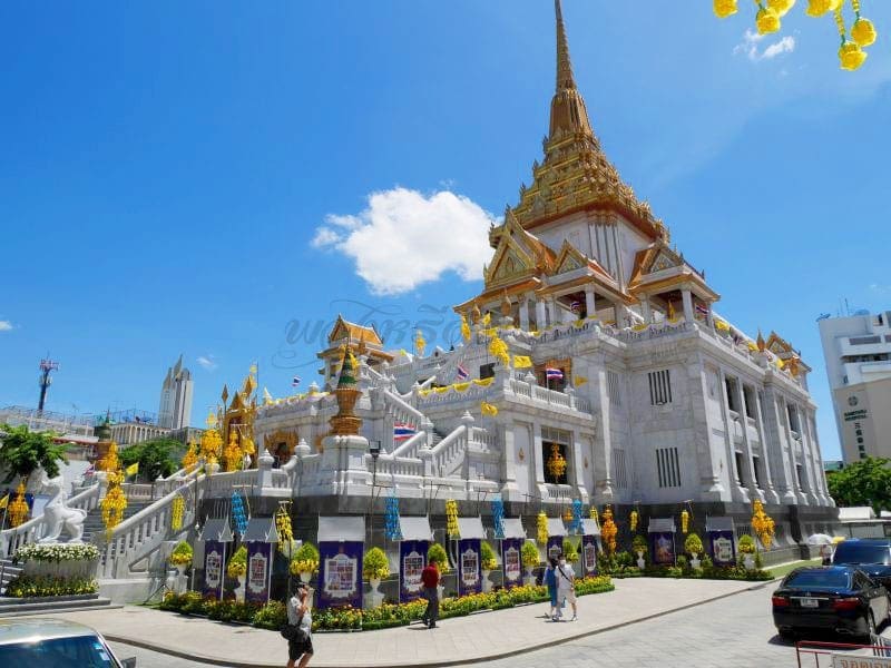 ทางขึ้นวิหาร วัดไตรมิตร ภาพโดยร้านพวงหรีดธรรมะ