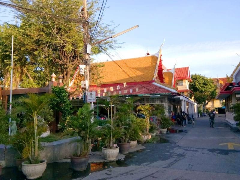 ทางเข้า วัดคลองเตยใน ภาพโดยร้านพวงหรีดธรรมะ