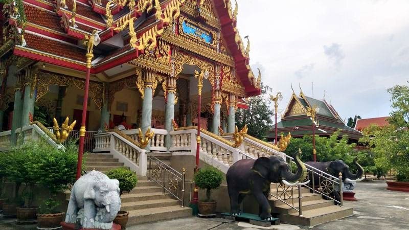 ทางเข้าโบสถ์ วัดแก้วไพฑูรย์ ภาพโดยร้านพวงหรีดธรรมะ