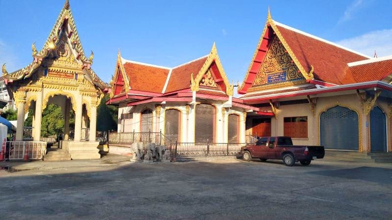 ทางเดินในวัด วัดกำแพง พระราม 2 ภาพโดยร้านพวงหรีดธรรมะ