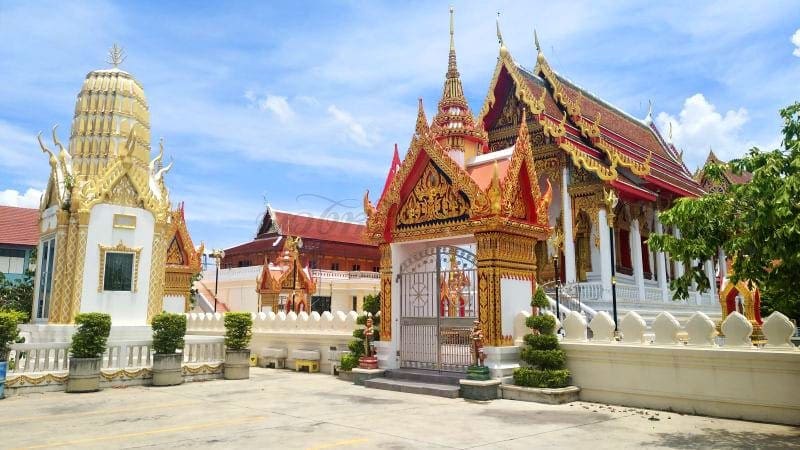 ประตูวัด วัดชัยฉิมพลี ภาพโดยร้านพวงหรีดธรรมะ