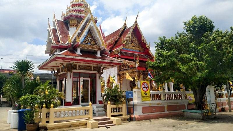 ประตูวัด วัดน้อยนางหงษ์ ภาพโดยร้านพวงหรีดธรรมะ