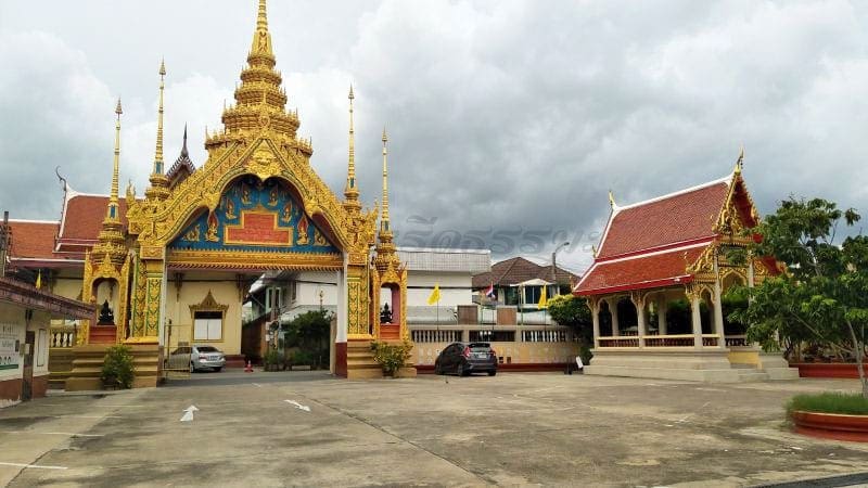 ประตูวัด วัดแก้วไพฑูรย์ ภาพโดยร้านพวงหรีดธรรมะ