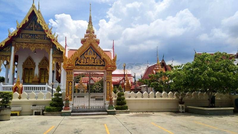 ประตูโบสถ์ วัดชัยฉิมพลี ภาพโดยร้านพวงหรีดธรรมะ