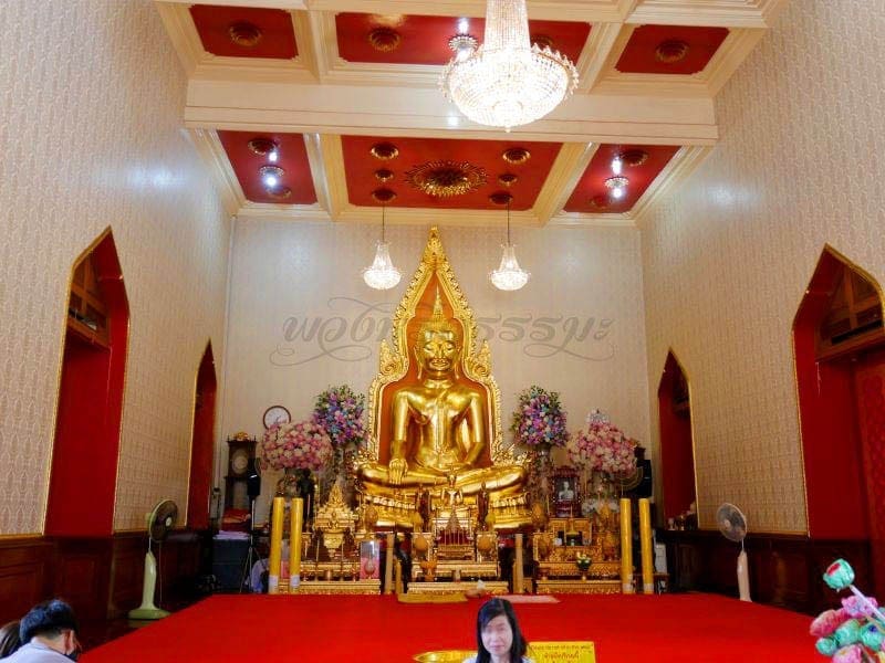 พระพุทธรูปในโบสถ์ วัดไตรมิตร ภาพโดยร้านพวงหรีดธรรมะ