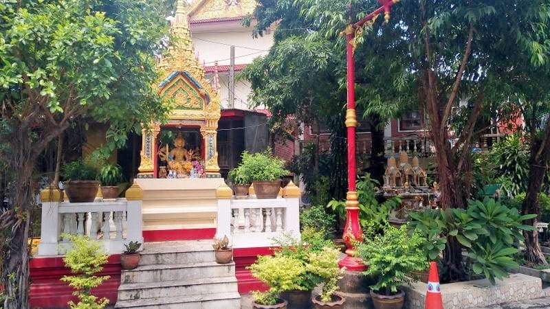 ภายในวัด วัดศาลาแดง ภาพโดยร้านพวงหรีดธรรมะ