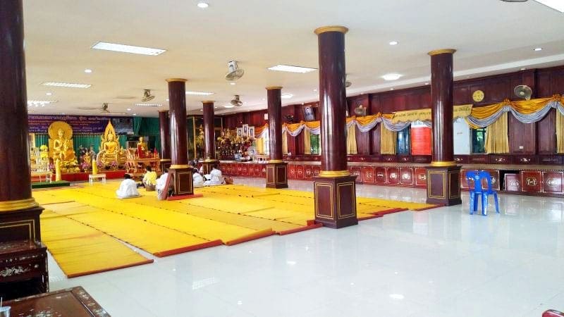 ภายในศาลา วัดจันทร์ประดิษฐาราม ภาพโดยร้านพวงหรีดธรรมะ