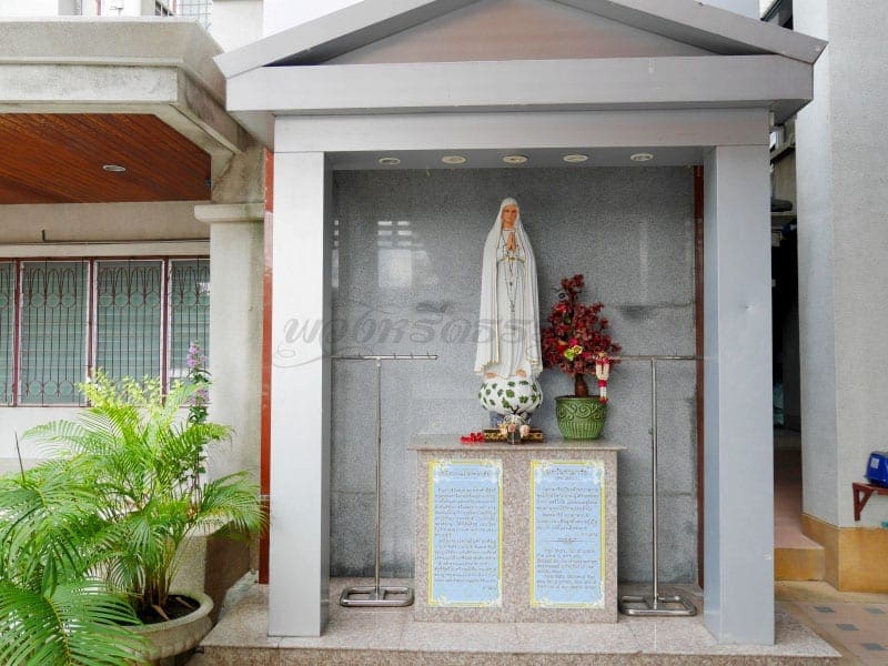 รูปปั้นภายใน วัดแม่พระฟาติมา ภาพโดยร้านพวงหรีดธรรมะ