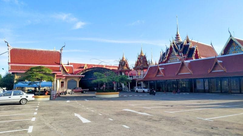 ลานกว้าง วัดกำแพง พระราม 2 ภาพโดยร้านพวงหรีดธรรมะ