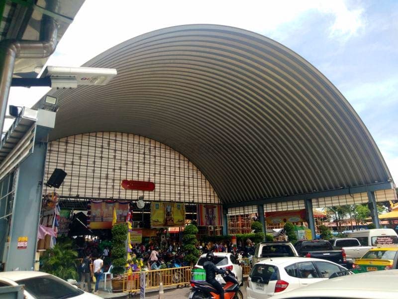 ลาดจอดรถ วัดมหาบุศย์ โดยร้านพวงหรีดธรรมะ