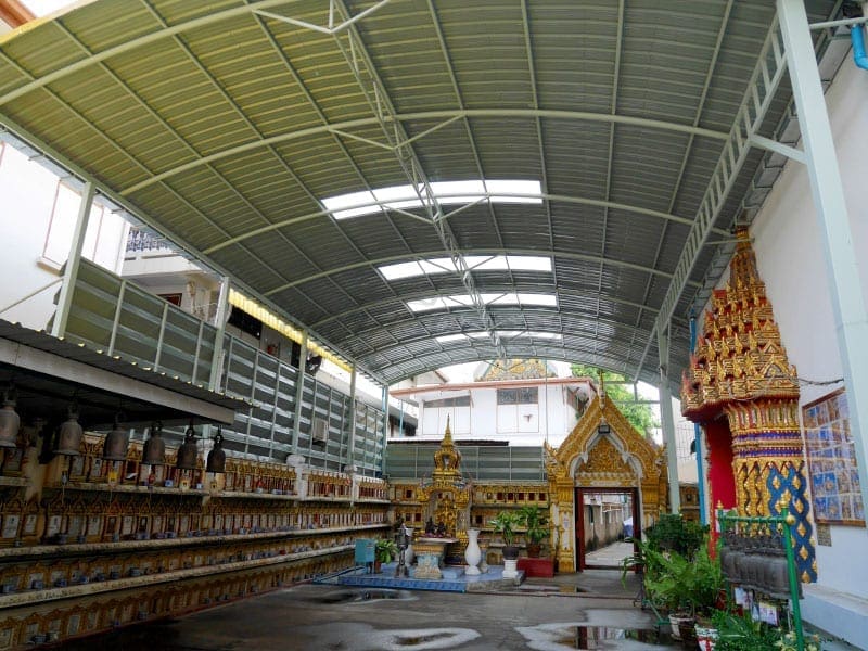 ลานกว้าง วัดแก้วแจ่มฟ้า ภาพโดยร้านพวงหรีดธรรมะ
