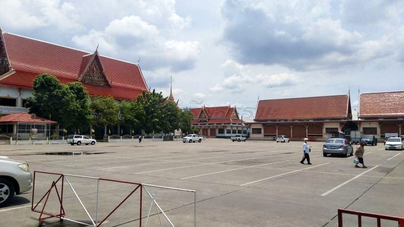ลานจอดรถ วัดชัยฉิมพลี ภาพโดยร้านพวงหรีดธรรมะ