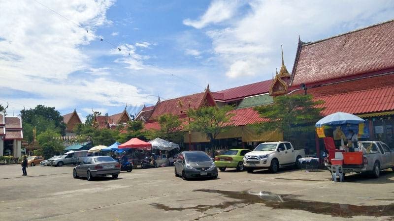 ลานจอดรถ วัดศาลาแดง ภาพโดยร้านพวงหรีดธรรมะ