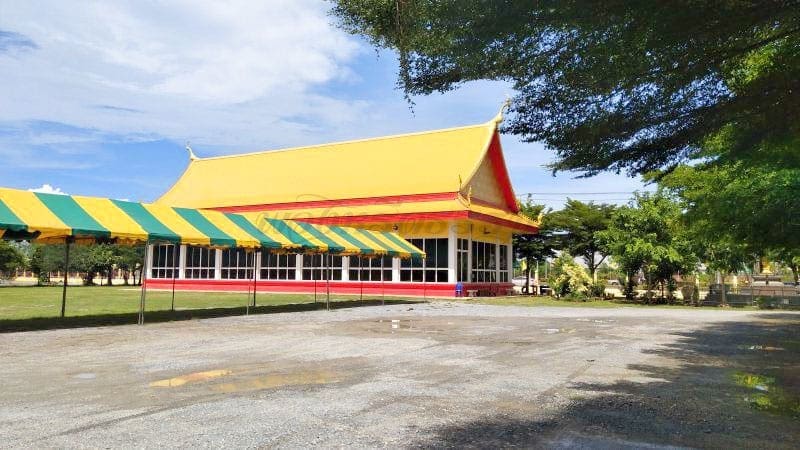 ลานจอดรถ วัดโกมุทพุทธรังสี ภาพโดยร้านพวงหรีดธรรมะ