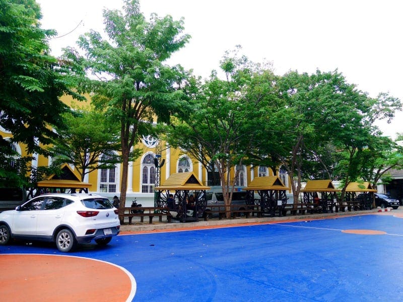 ลานจอดรถ วัดแม่พระฟาติมา ภาพโดยร้านพวงหรีดธรรมะ