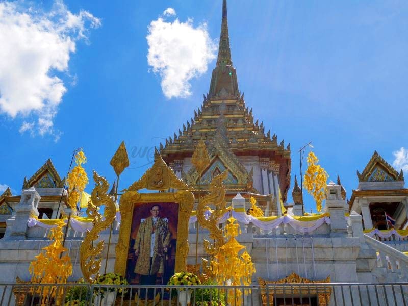 วิหารในวัด วัดไตรมิตร ภาพโดยร้านพวงหรีดธรรมะ