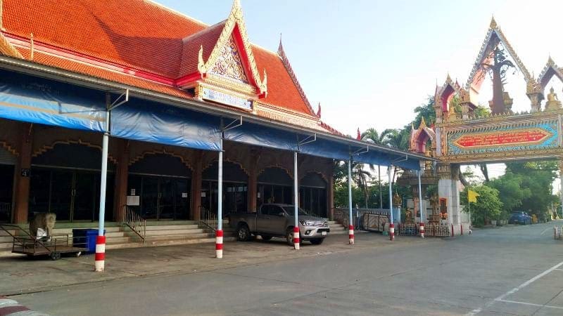 ศาลาด้านหน้า วัดกำแพง พระราม 2 ภาพโดยร้านพวงหรีดธรรมะ