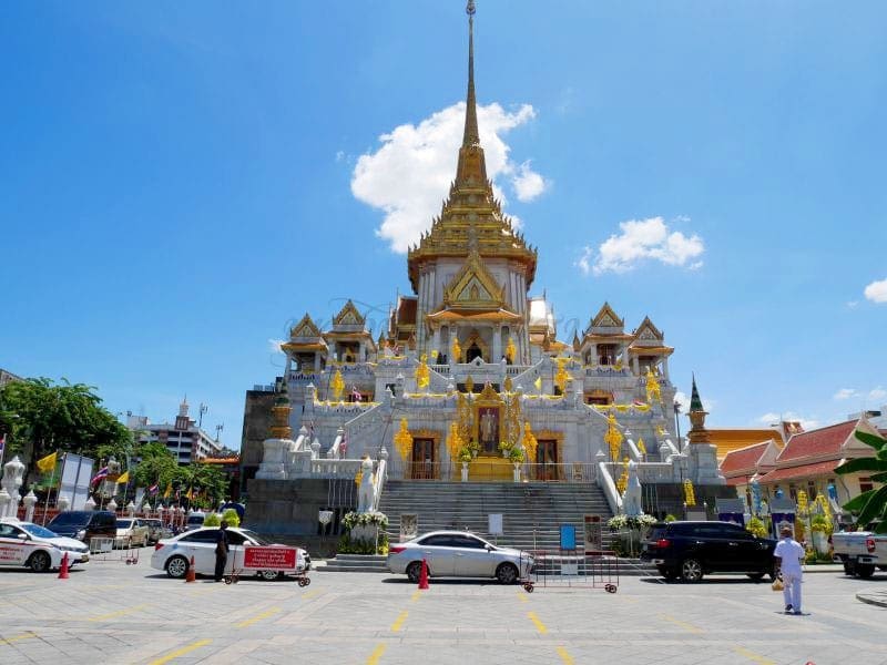 หน้าวิหาร วัดไตรมิตร ภาพโดยร้านพวงหรีดธรรมะ