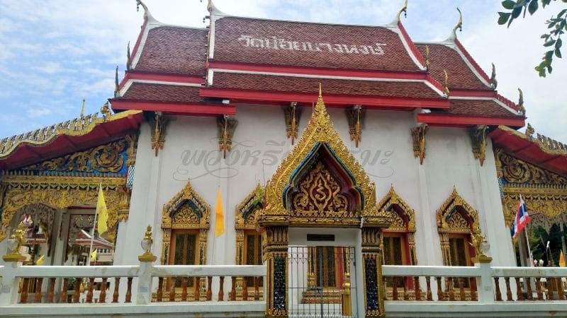 โบสถ์ด้านข้าง วัดน้อยนางหงษ์ ภาพโดยร้านพวงหรีดธรรมะ