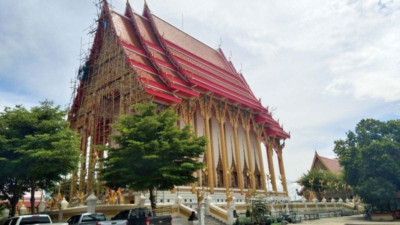 โบสถ์ด้านข้าง วัดศาลาแดง ภาพโดยร้านพวงหรีดธรรมะ