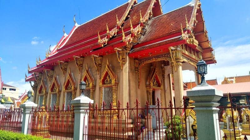 โบสถ์ด้านหน้า วัดเลา พระราม2 ภาพโดยร้านพวงหรีดธรรมะ
