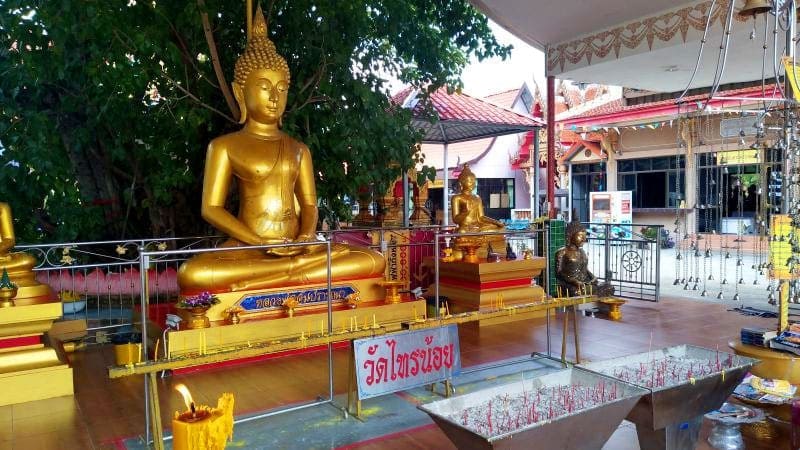 จุดไหว้พระ วัดไทรน้อย ภาพโดยร้านพวงหรีดธรรมะ
