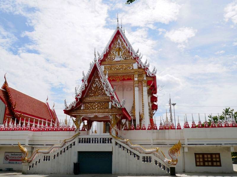 ทางขึ้นโบสถ์ วัดคุณหญิงส้มจีน ภาพโดยร้านพวงหรีดธรรมะ
