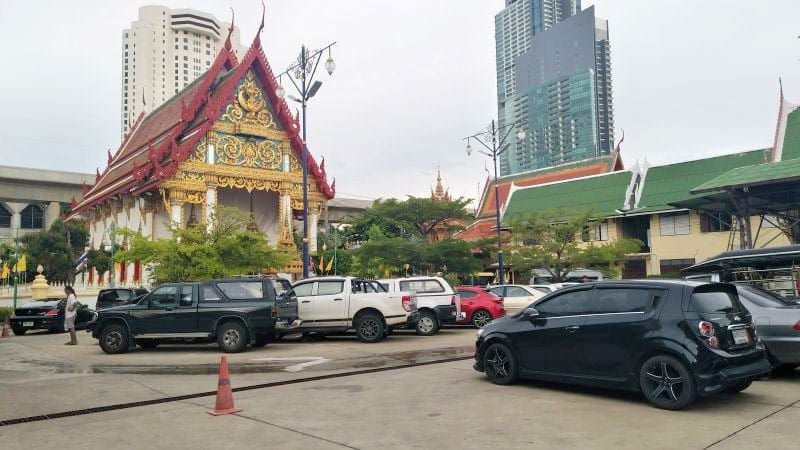 ที่จอดรถ วัดสุวรรณ คลองสาน ภาพโดยร้านพวงหรีดธรรมะ