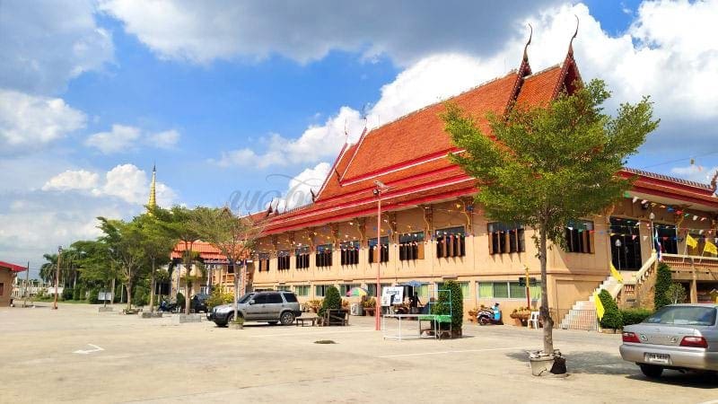 ที่จอดรถ วัดไทรน้อย ภาพโดยร้านพวงหรีดธรรมะ