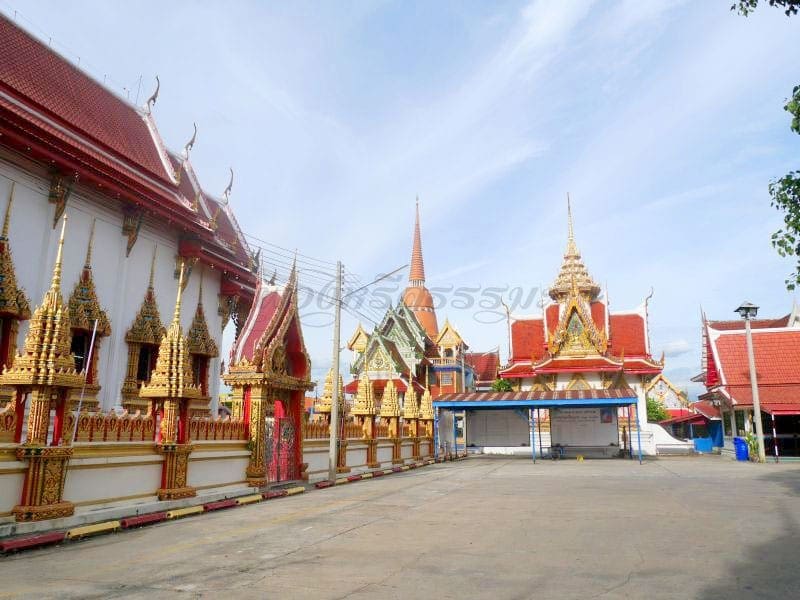 ลานกว้าง วัดกล้าชอุ่ม ภาพโดยร้านพวงหรีดธรรมะ
