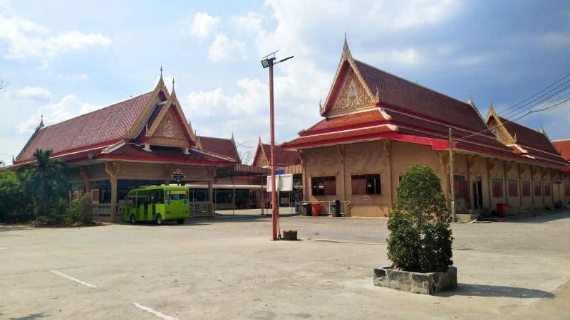 ลานกว้าง วัดไทรน้อย ภาพโดยร้านพวงหรีดธรรมะ
