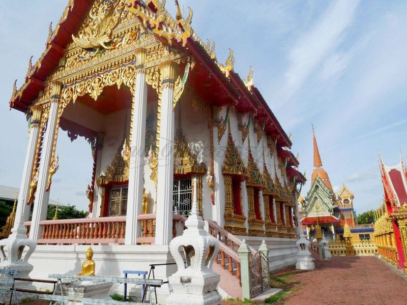 โบสถ์ วัดกล้าชอุ่ม ภาพโดยร้านพวงหรีดธรรมะ