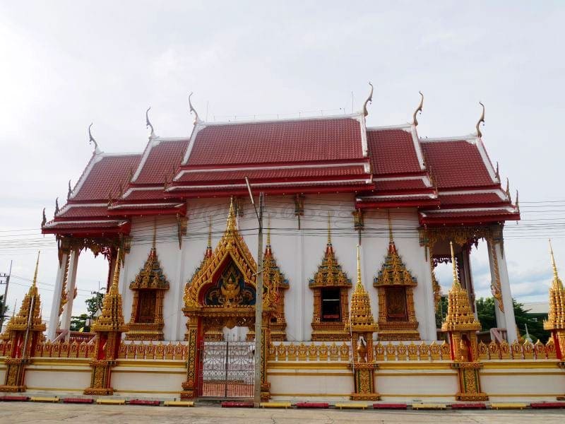 โบสถ์ด้านข้าง วัดกล้าชอุ่ม ภาพโดยร้านพวงหรีดธรรมะ