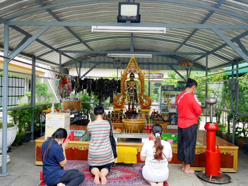จุดกราบไหว้ วัดเทพลีลา ภาพโดยร้านพวงหรีดธรรมะ