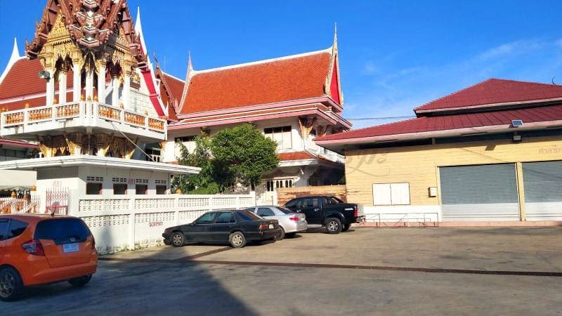 ที่จอดรถ วัดสิงห์ ภาพโดยร้านพวงหรีดธรรมะ