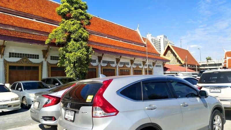 ที่จอดรถข้างศาลา วัดอมรินทรารามวรวิหาร โดยร้านพวงหรีดธรรมะ