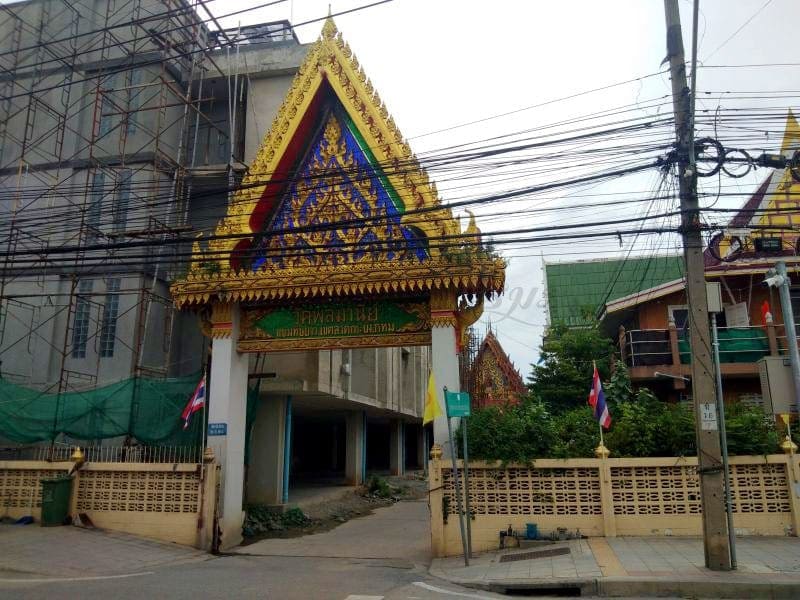 ประตู วัดพลมานีย์ ภาพโดยร้านพวงหรีดธรรมะ