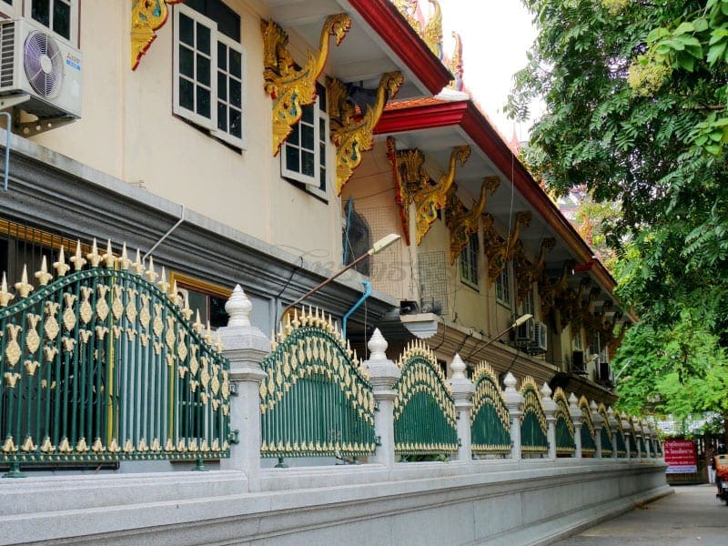 รั้ววัด วัดเทพลีลา ภาพโดยร้านพวงหรีดธรรมะ