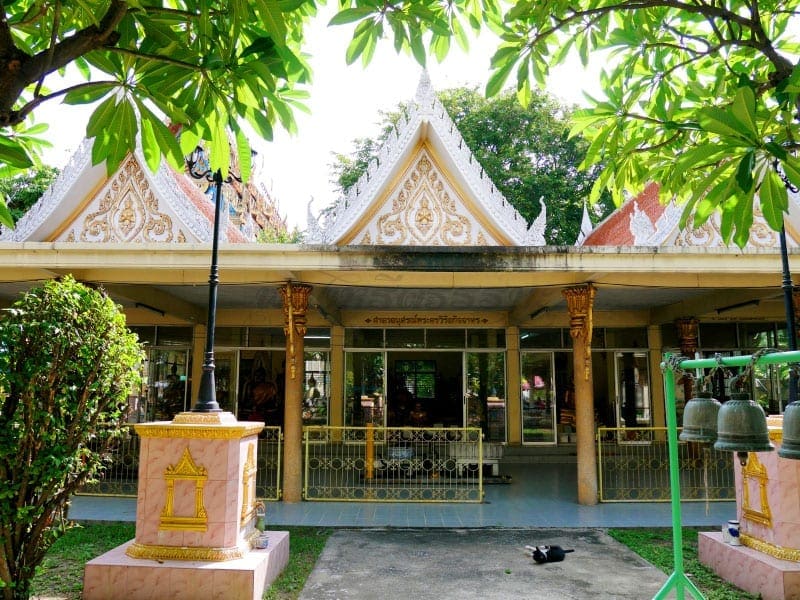 หน้าศาลา วัดพระไกรสีห์ ราม 21 โดยร้านพวงหรีดธรรมะ