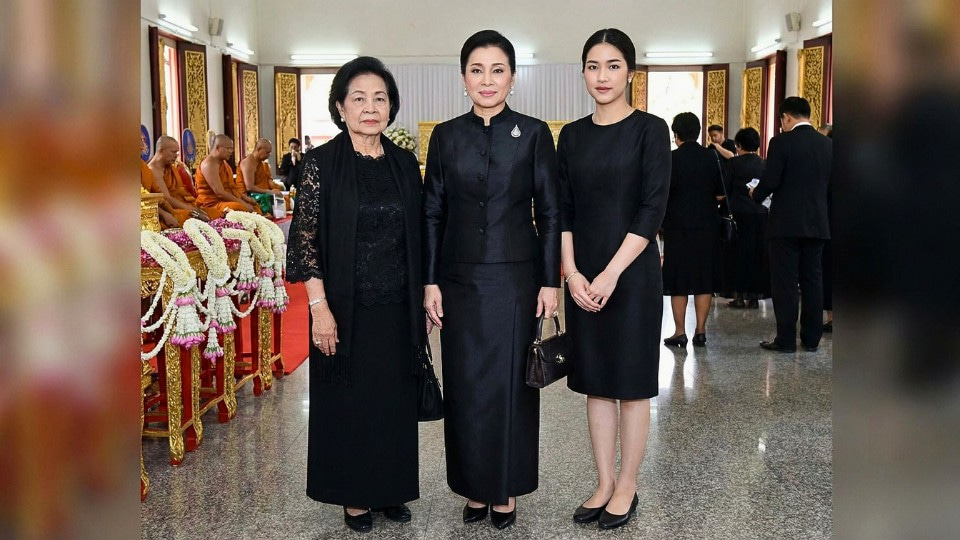 การแต่งตัวไปงานศพสำหรับผู้หญิง